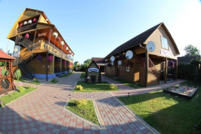 Hotel-complex Mizh Triokh Ozer, Svityaz'